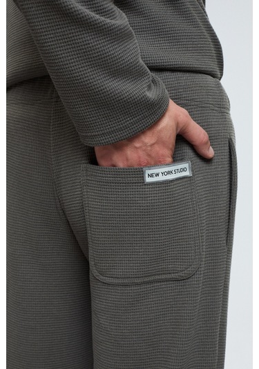 LACHLAN Erkek Waffle Özel Dokulu Kordonlu Süs Etiketli Koyu Gri Pantolon