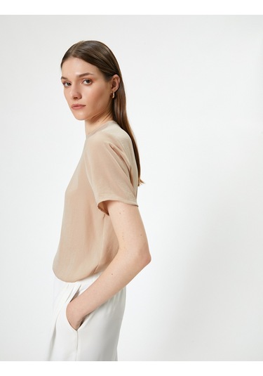 Koton Basic Bluz Aerobin Saten Kumaş Kısa Kollu Bisiklet Yaka Rahat Kalıp Bej 4sak60078pw Ekru