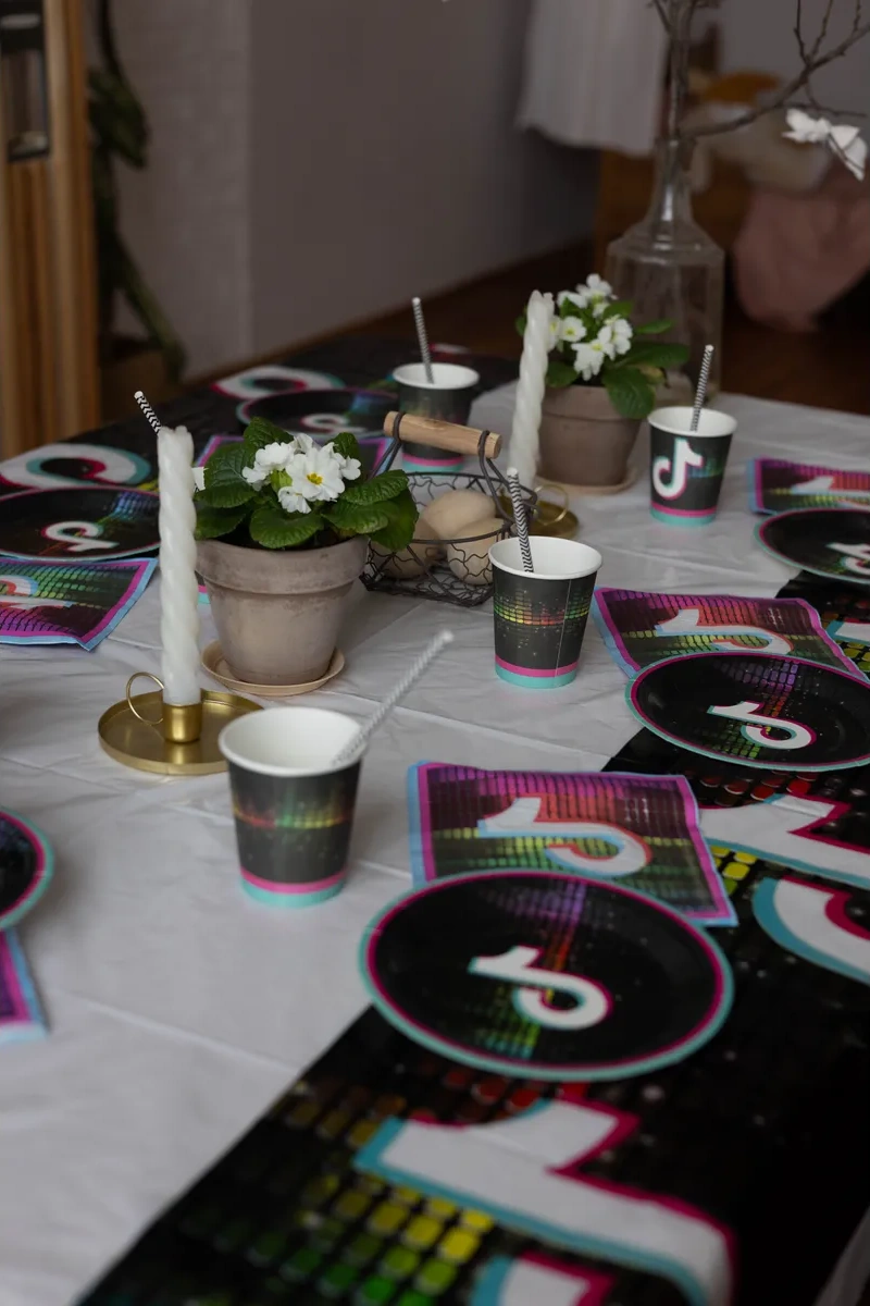 Partyland Tiktok Partileri İçin Tek Kullanımlık Tabak Seti 91105631 40