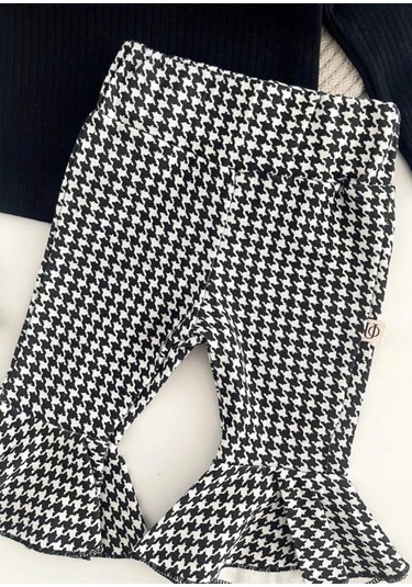 İspanyol Paça Kazayağı Desenli Kız Bebek Takım Ve Bandanası %100 Pamuk Ribana Omuz Fırfırlı Siyah - Beyaz İspanyol Paça Kazayağı Desenli Kız Bebek Takım Ve Bandanası %100 Pamuk Ribana Omuz Fırfırlı Siyah - Beyaz