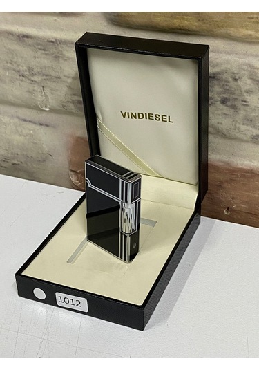 Vindiesel Marka Siyah Gri Renk Dik Çizgi Desenli Gazlı Model Kişi
