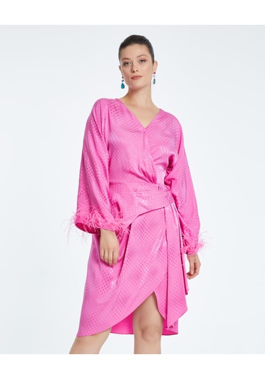 Saten Dokulu Tüy Detaylı Kruvaze Elbise Kuşaklı Ve Drapeli Özel Tasarım Fuşya