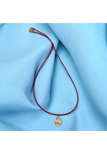 D Harfine Özel Kalp Figürlü 14 Ayar Altın Plakalı Kırmızı Bağlıklı Hediyelik Kolye-633harf D