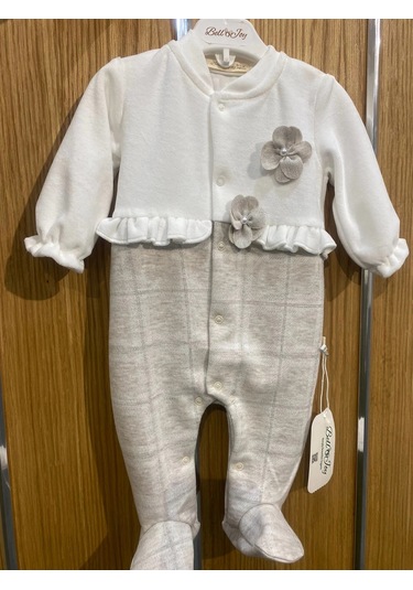 Fırfır Detaylı Çiçek Aksesuarlı Bebe Kız Tulum Bej