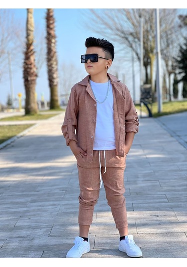 Modavals Kol Katlamalı Keten Gömlek & Beli Lastikli Keten Pantolon & Pamuklu Tshırt & Zincir Aksesuar 4lü Keten Erkek Çocuk Takım Kahverengi Modavals Kol Katlamalı Keten Gömlek & Beli Lastikli Keten Pantolon & Pamuklu Tshırt & Zincir Aksesuar 4lü Keten Erkek Çocuk Takım Kahverengi