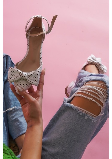 Misty Beyaz Puantiyeli 2 Cm Topuklu Bilekten Bantlı Sivri Burun Günlük Babet Beyaz