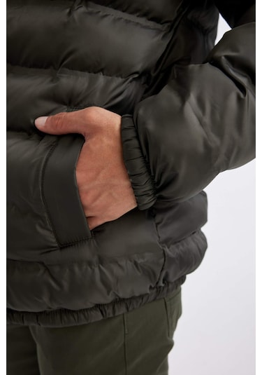 DeFacto Su İtici Şişme Mont Slim Fit Dar Kesim Kapüşonlu Fermuarlı Cepli D1185AX24WNKH153