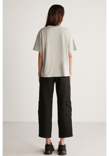 Jemmy Kadın %100 Organik Pamuk Relaxed Fit Yırtmaçlı Yuvarlak Yakalı Açık Gri T-shirt