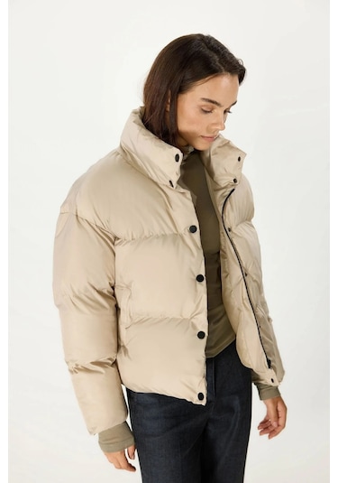 İçi Astarlı Su Ve Rüzgar Geçirmez Cepli Dik Yaka Kadın Mont Bej