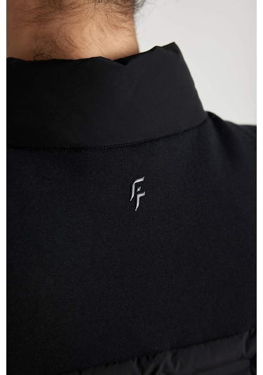 DeFactoFit Su İtici Rüzgar Geçirmez Slim Fit Dar Kesim Fermuarlı Şişme Sporcu Yelek B2069AX24SPBK81 Siyah