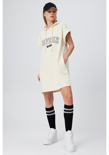 BASKILI KAPÜŞONLU ELBİSE BEJ