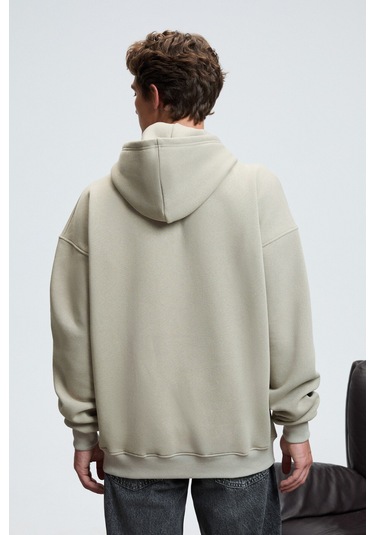 Grimelange ARMAND Erkek Kapüşonlu Kanguru Cepli Önü Baskılı Oversize Taş Rengi Sweatshirt