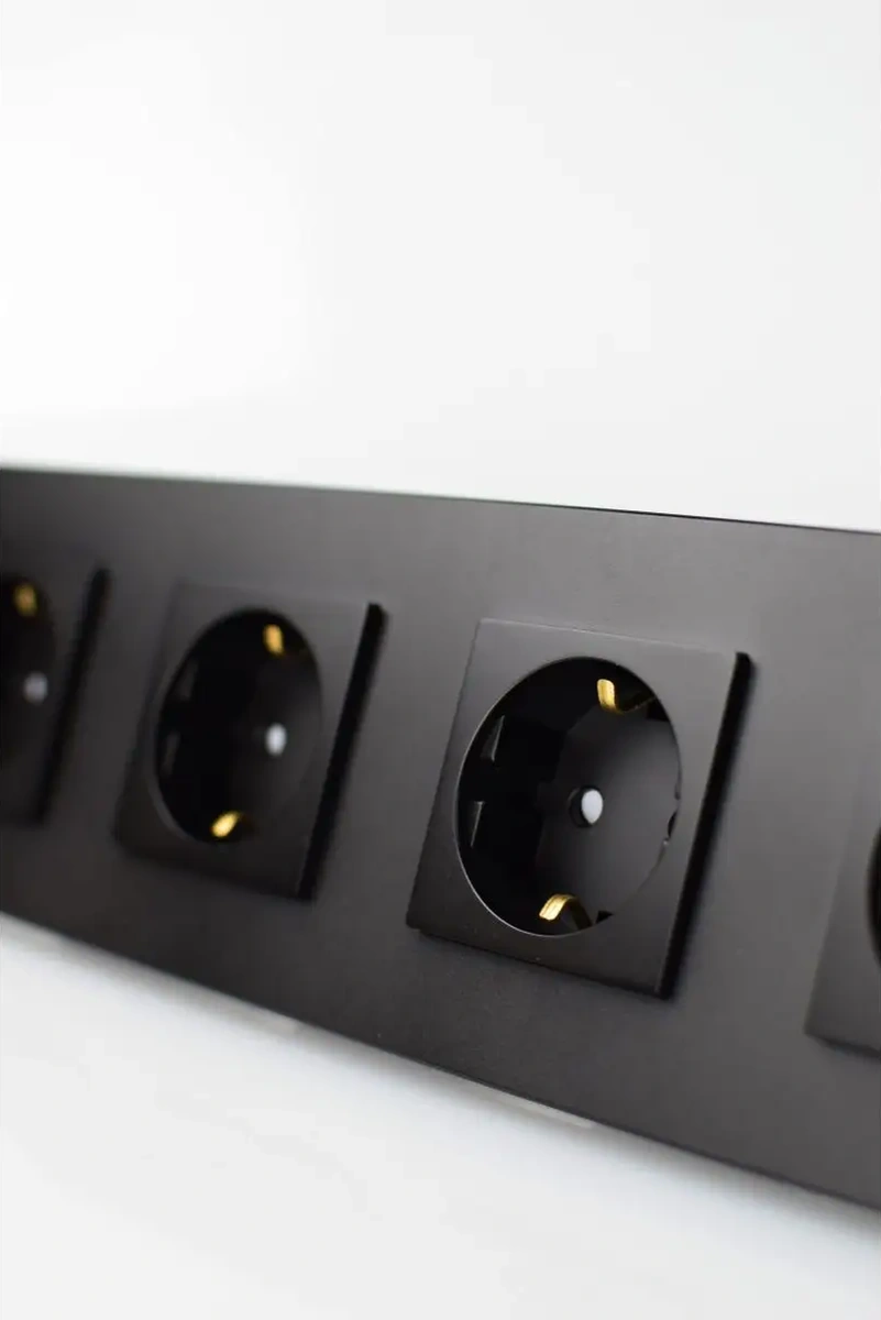 Vo'stabl Siyah Topraklamalı Ve Kapaklı Beş Pinli Priz" 163735067 105 Derece