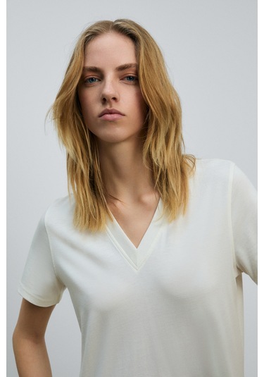 Grımelange Alıne Kadın %100 Organik Pamuk Derin V Yakalı Comfort Fit Ekru T-shirt Ekru