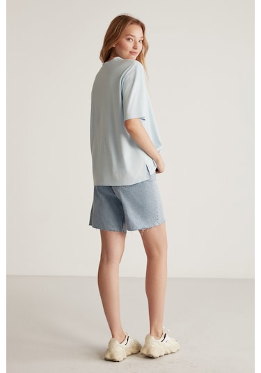 Jemmy Kadın %100 Organik Pamuk Relaxed Fit Yırtmaçlı Yuvarlak Yakalı Açık Mavi T-shirt