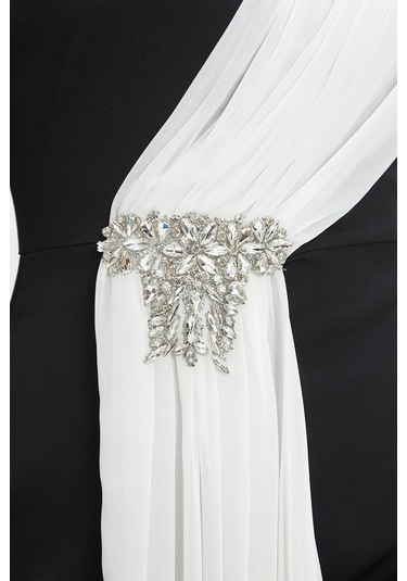 Taş İşlemeli Drapeli Uzun Elbise - Özel Günlerin Göz Alıcı Şıklığıtaş İşlemeli Drapeli Uzun Elbise - Özel Günlerin Göz Alıcı Şıklığı Siyah