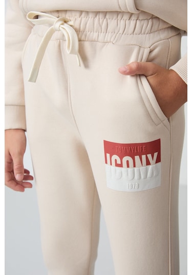 Tommy Life Bej Pamuklu Kalın İçi Tüylü Yumuşak Dokulu Standart Fit Baskılı Erkek Çocuk Eşofman Takım - 11246 Bej Tommy Life Bej Pamuklu Kalın İçi Tüylü Yumuşak Dokulu Standart Fit Baskılı Erkek Çocuk Eşofman Takım - 11246 Bej