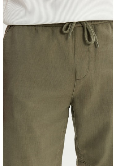 Erkek Hakı %100 Pamuk Comfort Fit Beli Bağlamalı Flamlı Yan Cep Şort Haki