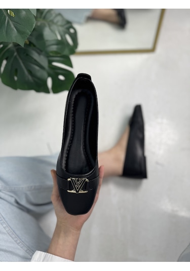 Günlük Kadın Babet V Tokalı Kısa Topuk Küt Burun Hafif Rahat Kalıp Tırtık Taban Ayakkabı 395 Siyah