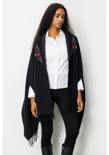 Kadın Yakası İşlemeli Koldan Geçmeli Büyük Yün Panço Siyah Siyah