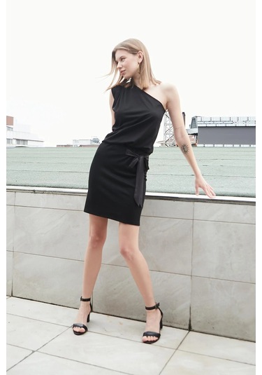 Kadın Tek Omuz Bağcıklı Likralı Kumaş Şık Diz Üstü Elbise-siyah Siyah