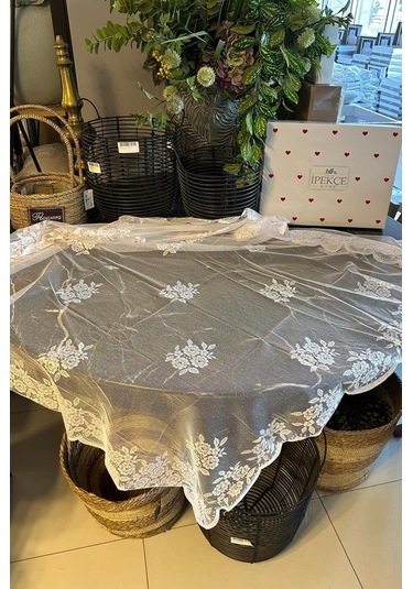 Engela Çiçek Desenli Fiskos Masa Örtüsü 150x150 Cm Beyaz