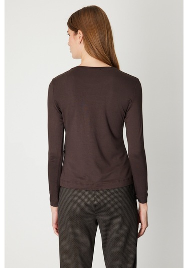 On Kadın Metal Aksesuarlı Sıfır Yaka Basic Bluz 61303 Kahverengi Kahverengi