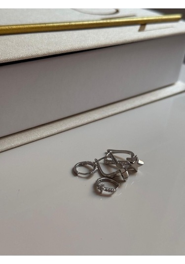 Yıldız Figürlü Taş Detaylı Gümüş Renk Küpe Seti Işıltılı Ve Modern Tasarım Gümüş