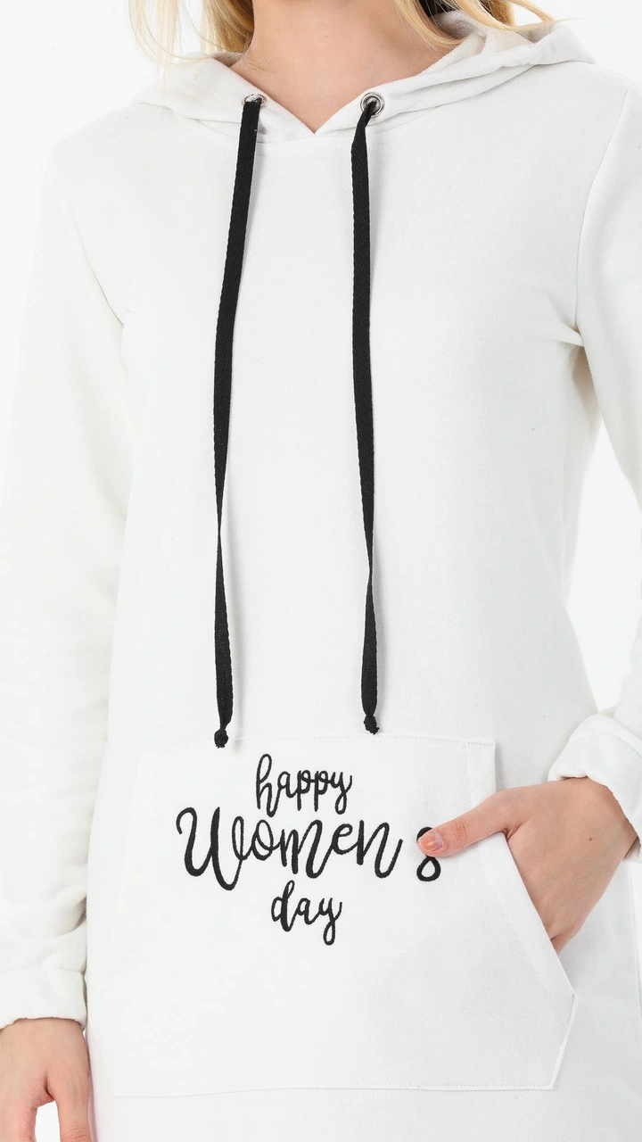 Kadın Uzun Boy Happy Women's Day Yazılı Beyaz Kapüşonlu Cepli Elbise Beyaz