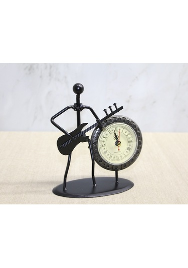 Metal Saatli Gitar Çalan Müzisyen