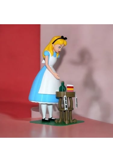 Alice Harikalar Diyarında Alice Figürü