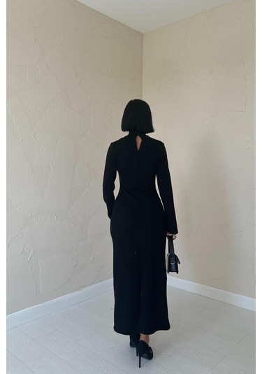 The İstanbul Siyah Omzu Güllü Düz Elbise Siyah