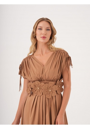 Kadın Bel Detaylı Kısa Kollu Elbise Çiçek Aplikeli, Büzgü Ve Bağcık Detaylı, %100 Pamuk Camel