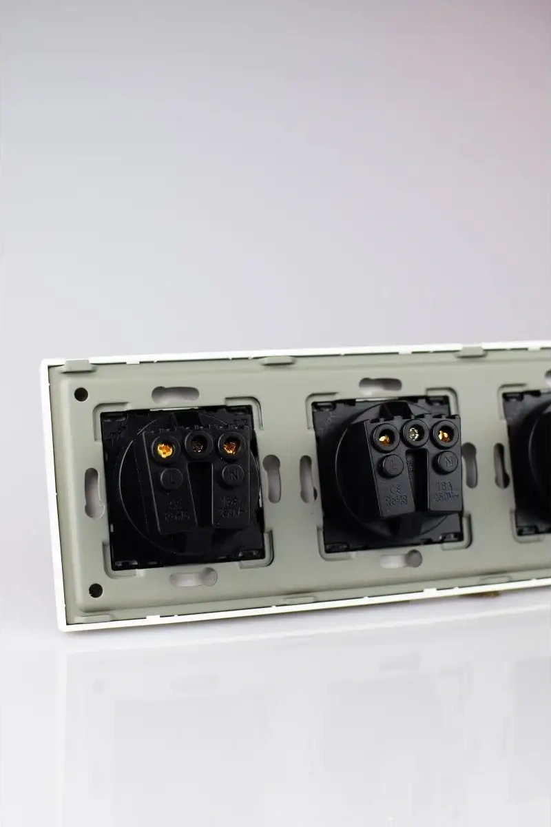 Vo'stabl Emniyet Kilidi Ve Topraklamalı Beyaz Dört Yuvalı Priz 145902632 104