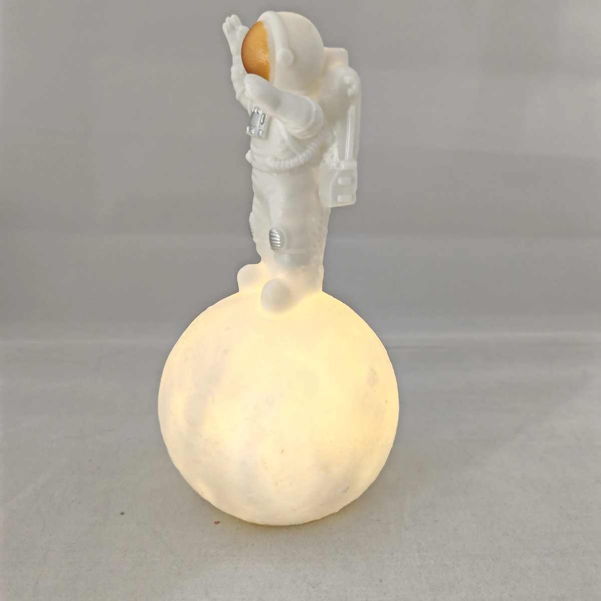 Astronot Şekilli Gece Ve Masa Lambası Krem