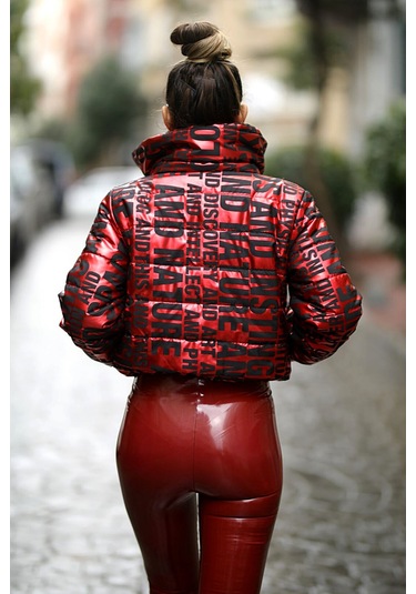 Kadın Kırmızı Parlak Yazılı Şişme Dik Yaka Fermuar Kapamalı Mont