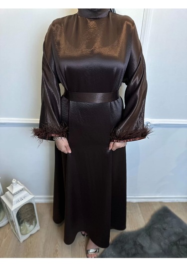 KAHVERENGİ KOL UCU TÜYLÜ ELBİSE Kahverengi