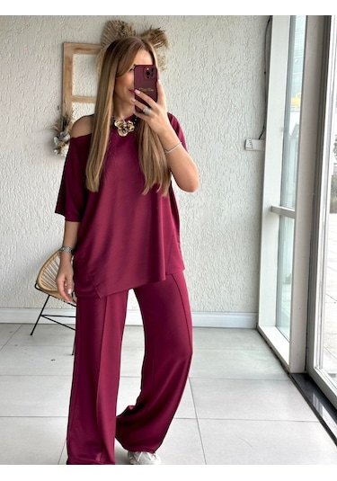 Soonaksesuar Kadın Tek Omuzdan Açık Geniş Kesim Viskon Iki Iplik Bluz Ve Pantolon Ikili Takım Bordo