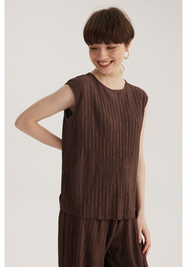 Kahverengi Yuvarlak Yaka Kolsuz Pliseli Bluz Desenli