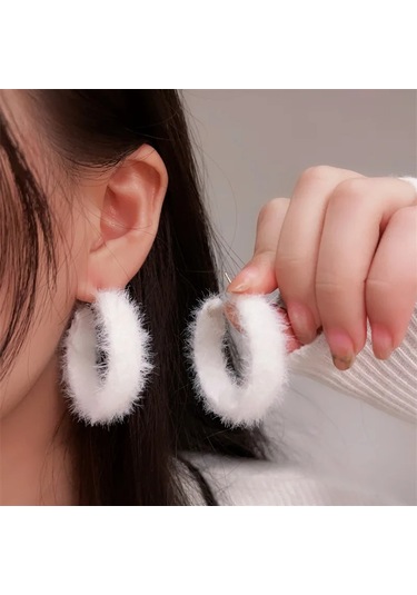 Peluş Hoop Küpeler Kadınlar İçin Kürklü Beyaz Yuvarlak Hoop Beyaz