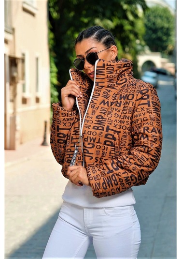Kadın Kahverengi Yazılı Dik Yaka Su Geçirmez Kısa Şişme Mont