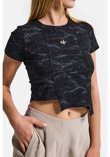 Itsbasic Kadın Siyah W5 Aksesuar Detaylı Asimetrik Kesim Crop Top