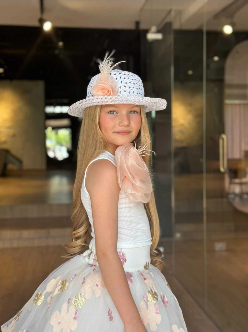 Kız Çocuk Tek Omuzlu Gül Broşlu Jakarlı Desenli Etekli Takım 3 Parça Set Şapka/bluz/etek Bej