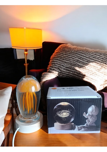 Ahşap Altlıklı Turuncu Renk Deniz Anası Görünümlü Işıklı Küre