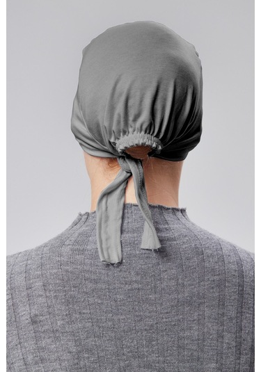 Kadın Tesettür Likralı Penye Dikişsiz Kaymaz Düz Bağlamalı Bone Füme