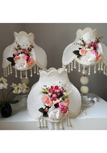 Çiçekli Dekoratif İki Adet Abajur ve Avize Beyaz