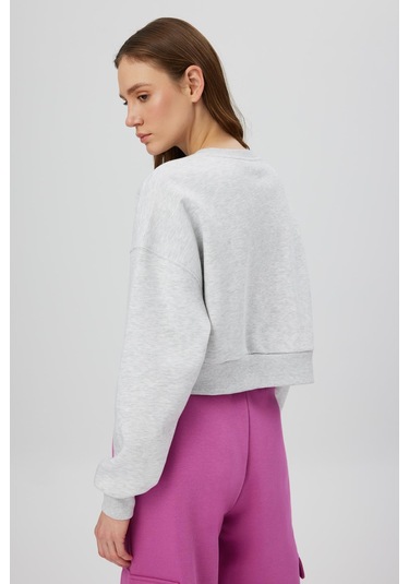 NAKIŞLI CROP SWEATSHIRT GRİ Gri