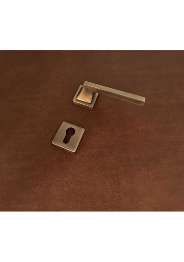 Karo Mat Antik Sarı Kare Rozetli Zamak Çelik Kapı Kolu Sağ Basar Tek Yön