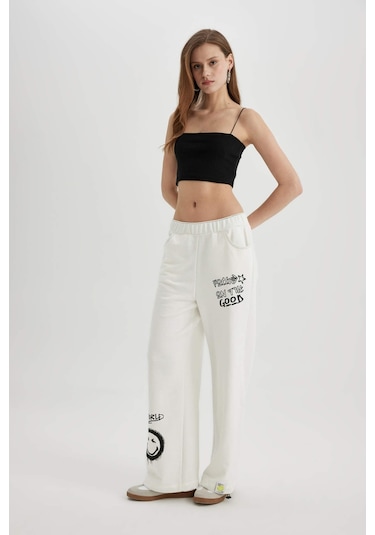 Defacto Coool SmileyWorld Wide Leg Geniş Bol Paça Cepli Ayarlanabilir Lastikli Eşofman Altı C5510AX24SPWT32 Beyaz Defacto Coool SmileyWorld Wide Leg Geniş Bol Paça Cepli Ayarlanabilir Lastikli Eşofman Altı C5510AX24SPWT32 Beyaz