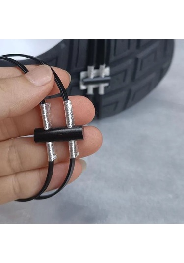 Xindoker Bisiklet Ayak Tabanı Alev Taşı Seti - 1 Adet Taş + 1 Adet Bağlama Kordonu - Yolculukta Çarpıcı Alev Efekti Siyah